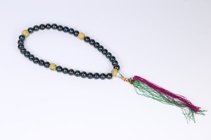 A piece of black pearl held by thirty-six sons of the Qing Dynasty court