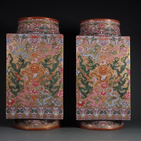 A pair of Qing Dynasty Qianlong year pastel gold ground Fushou Ruyi side wearing flowers and hundred