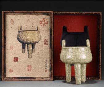 A three-legged cauldron furnace of the Song Dynasty Ge kiln
