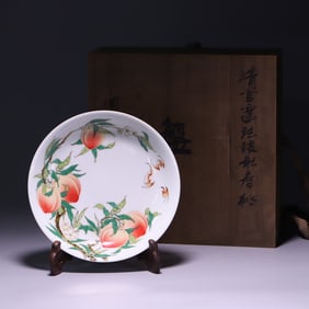 An enamel colorful longevity peach plate of the official kiln of the Qing Dynasty