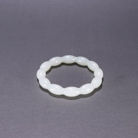 A Qing Dynasty Hetian jade seed bracelet
