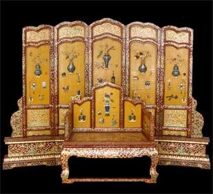 A Qing Dynasty wooden lacquer, gilded dragon embedded with a hundred treasure screens
