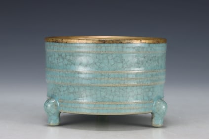 A piece of ice flake glaze Xuanwen statue of the Ru kiln in the Song Dynasty