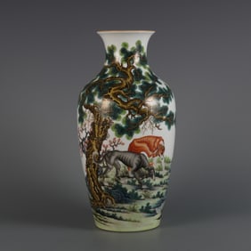 A Qing Dynasty Qianlong enamel color has both beautiful sound bottles