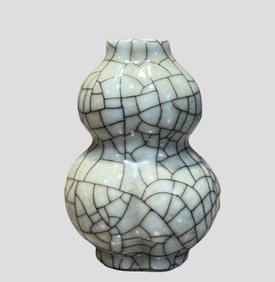 A Ge kiln gourd bottle made in the Qianlong era
