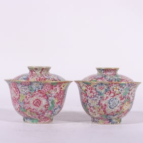 A pair of pastel chrysanthemum bowls made in the Qianlong period of the Qing Dynasty