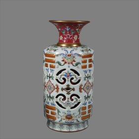 A Qing Dynasty Qing Dynasty annual pastel gold-painted carmine red ground climbing flower entwined