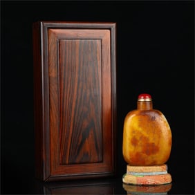 A Hetian jade snuff bottle from the Qing Dynasty