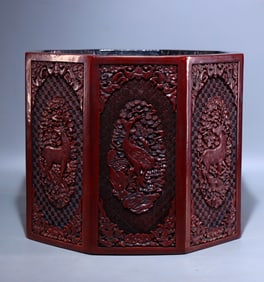A beautiful red-lacquered pen holder