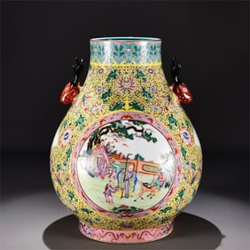 A yellow pastel consecrated Fushou Shuangquan deer head statue made in the Qianlong period of the