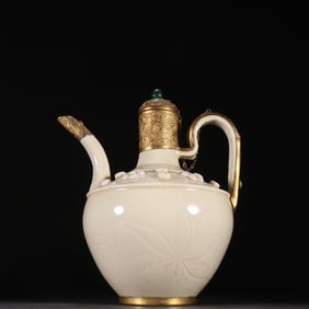 A Song Dynasty Ding kiln gold-carved pot