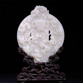 A beautiful Hetian jade dragon wall