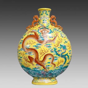 A yellow-glazed dragon godson picture holding the moon vase made in the Qianlong year of the Qing