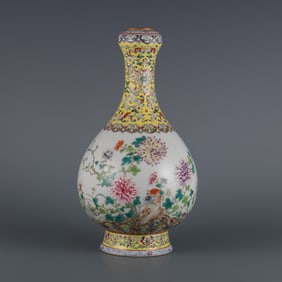 A pastel chrysanthemum pattern garlic bottle made in the Qianlong period of the Qing Dynasty