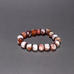 An agate bracelet from the Qing Dynasty