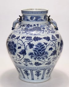 A large amphora jar with a blue and white intertwined peony pattern in the Yuan Dynasty