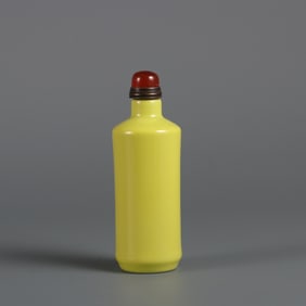 A lemon yellow glaze snuff bottle made in the Qianlong period of the Qing Dynasty