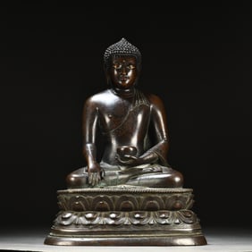 A bronze Buddha statue of Shakyamuni in the Qing Dynasty