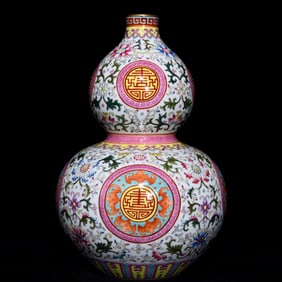 A pastel Fushou floral gourd bottle made in the Qianlong period of the Qing Dynasty