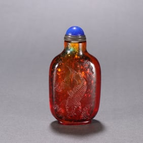 A beautiful glass goldfish poetry snuff bottle