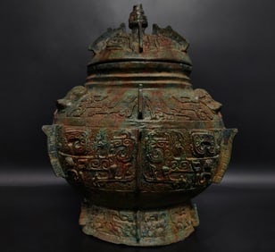 A bronze three-sheep laser jar of the Shang Zhou Dynasty