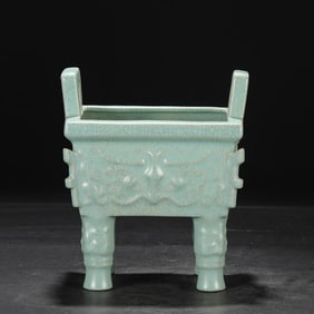 A piece of Northern Song Dynasty Ru kiln azure glaze court imperial four-sided tripod furnace