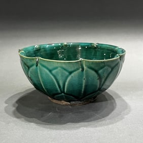 A blue-glazed carved lotus flower bowl from the Tang Dynasty
