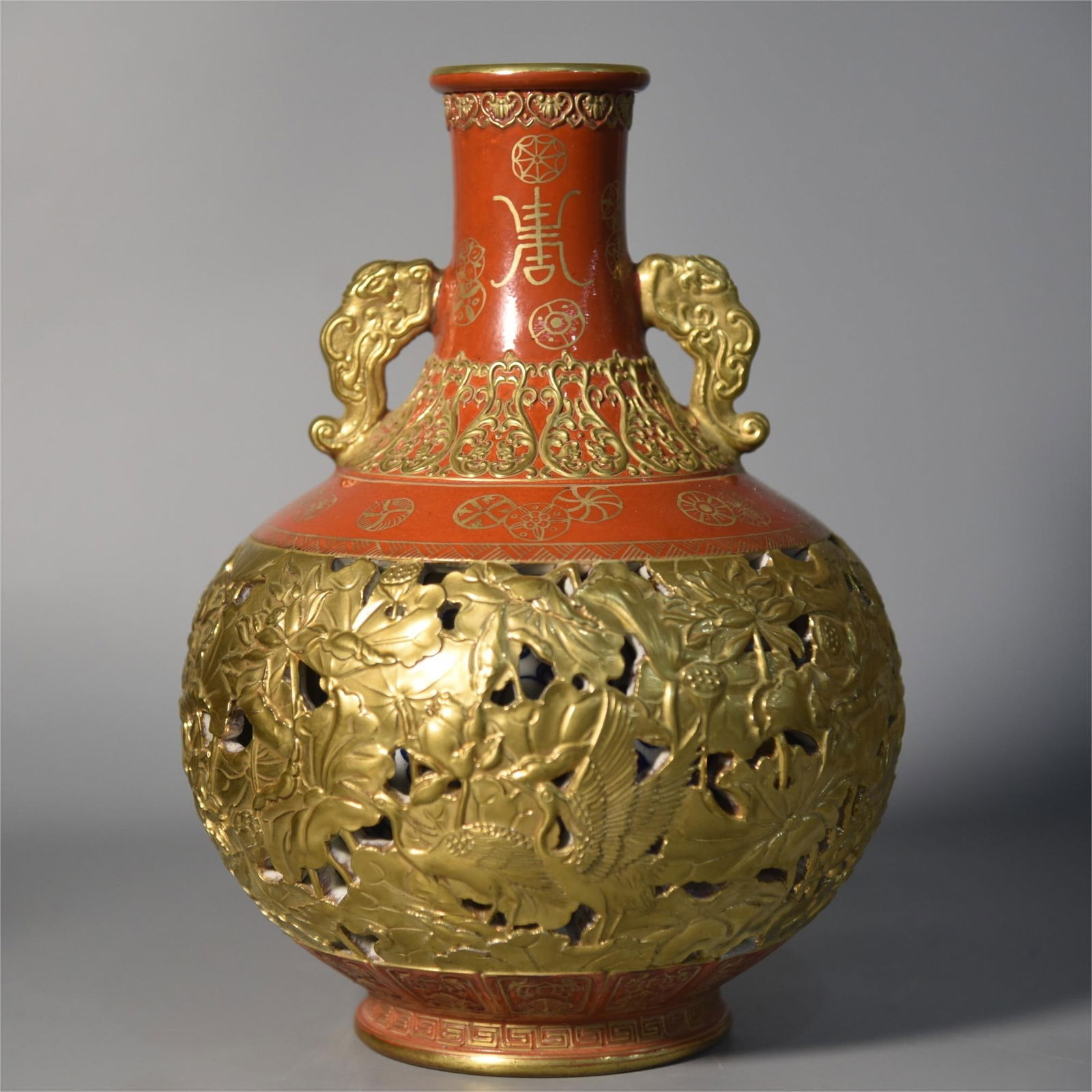 A beautifully carved hollow lotus pond moonlight gold-painted amphora gall bottle: Exquisitely carved hollow lotus pond moonlight gold-painted amphora gall bottle SIZE: H:15cm D:19cm (The Dimensions Of All Batches Are Manually Measured.If You Need More Detailed Information, Please C