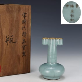 A piercing bottle of the official kiln of the Song Dynasty