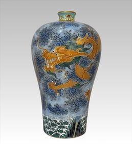 A plum vase made in the Yongzheng year of the Qing Dynasty with ink clouds painted with gold and the