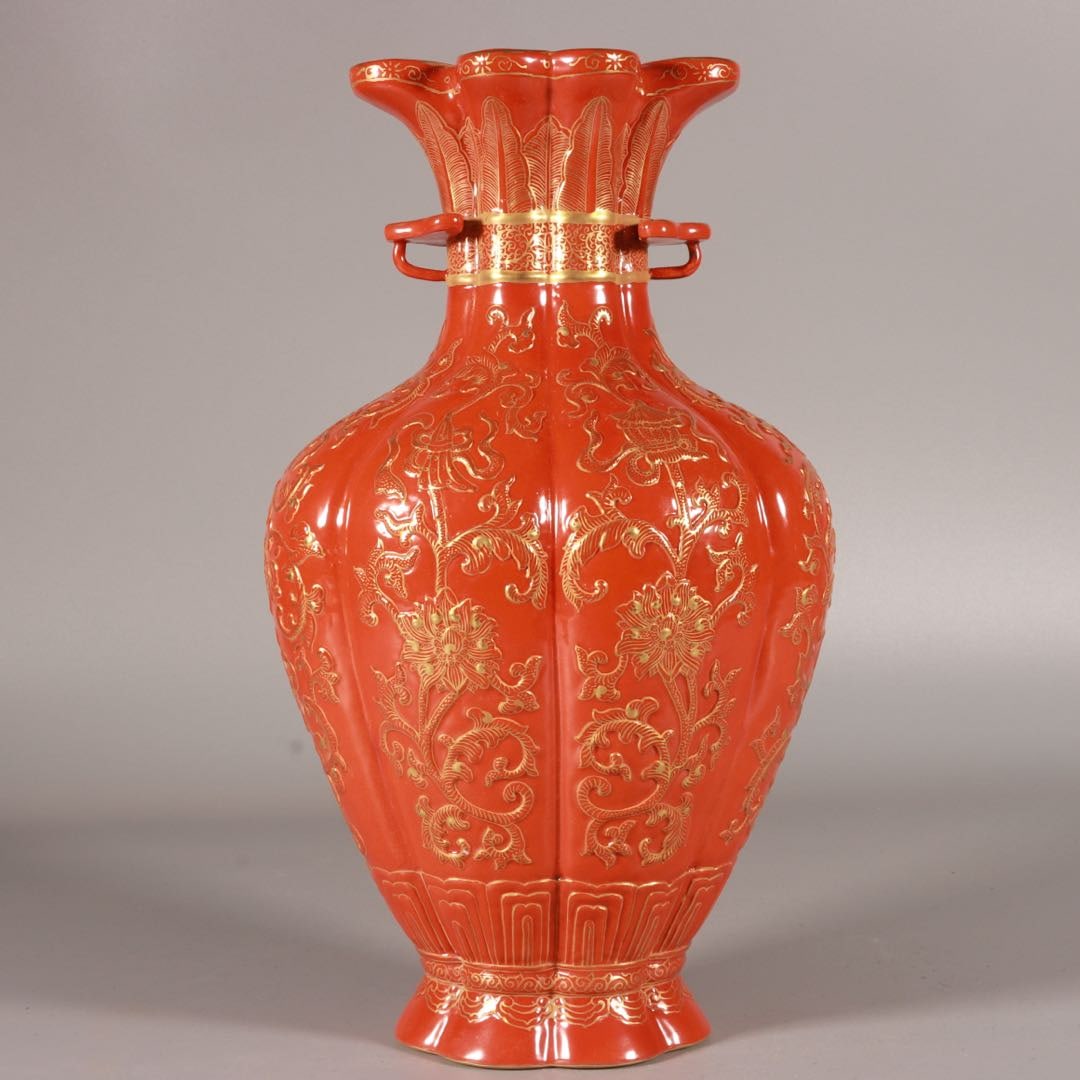 An alum red carved gold-painted amphora made in the Qianlong period of the Qing Dynasty: Qing Dynasty Qianlong year alum red carved gold-painted amphora SIZE: H:27.5cm Belly D:16cm (The Dimensions Of All Batches Are Manually Measured.If You Need More Detailed Information, Please Contact O