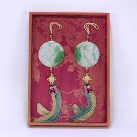 A pair of jade characters of the Qing Dynasty story pendant