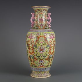 A green pastel Fushou amphora made in the Qianlong period of the Qing Dynasty