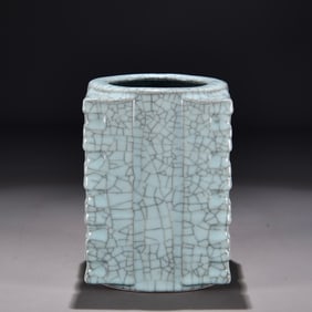 A cong-style bottle of the official kiln of the Song Dynasty