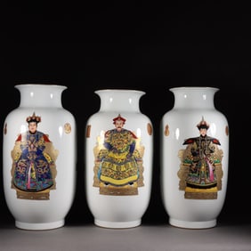 A set of enamel gilt gold emperor and queen figure pattern winter melon bottle made by Qianlong