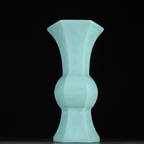 A glass flower cup of the Qing Dynasty