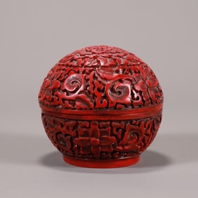 A fine lacquered floral pattern round lid box
