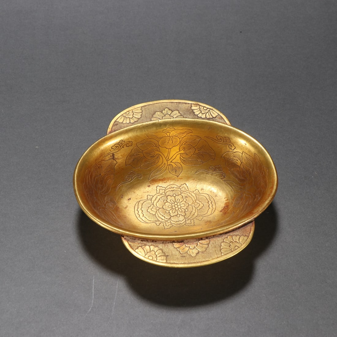 A copper-gilt amphora from the Tang Dynasty: Tang Dynasty copper gilt pattern amphora SIZE: H:3.2cm W:11.8×12cm W:222.5g (The Dimensions Of All Batches Are Manually Measured.If You Need More Detailed Information, Please Contact Our Customer Ser