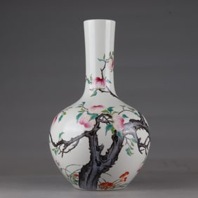 A pastel Tianqiu bottle made in the Qianlong era of the Qing Dynasty