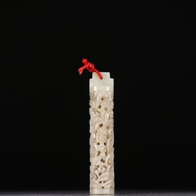 A beautiful Hetian jade carved dragon pattern feather pipe