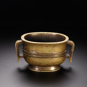 A copper-tired centipede ear incense burner in the Ming Dynasty