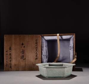 A six-square wash of azure glaze in the Ru kiln of the Song Dynasty