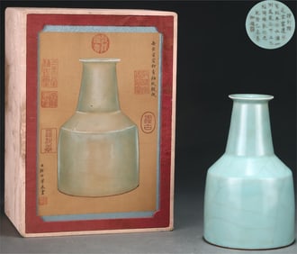 A pink blue glazed paper mallet bottle from the official kiln of the Song Dynasty