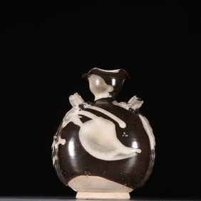 A Lushan kiln flower mouth vase of the Tang Dynasty