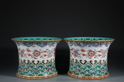 A pair of pastel hollow seawater eight-treasure pattern flower cups made in the Qianlong era