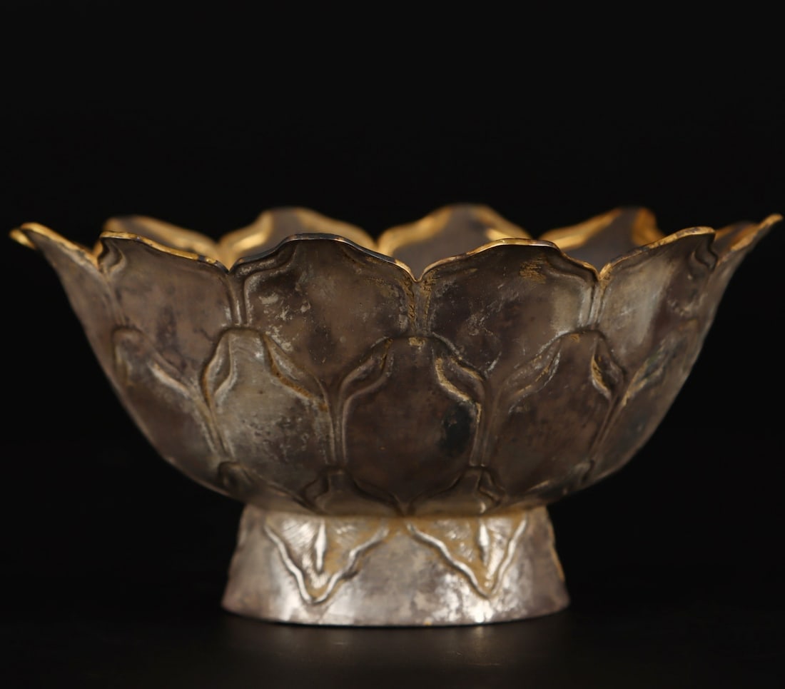 A Tang Dynasty pure silver lotus bowl: Tang Dynasty Sterling Silver Lotus Bowl [Details] This Tang Dynasty sterling silver lotus bowl is a model of the perfect integration of gold and silver production technology and Buddhist aesthetics in