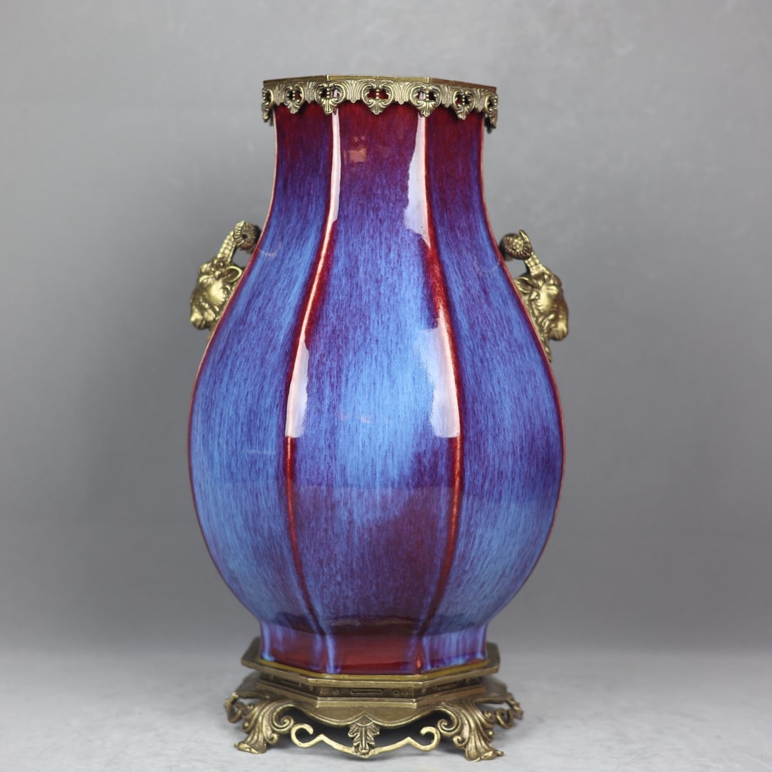 A Qing Dynasty Qianlong kiln glazed copper sheep's head amphora Bafang Fu barrel statue: Qing Dynasty Qianlong kiln glazed copper sheep's head amphora Bafang Fu Barrel Zun [Style] Qianlong year system of the Qing Dynasty [Details] This statue is 44 cm high, 16 cm in diameter, 24 cm in max