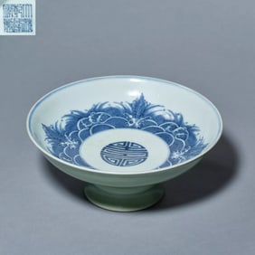 A bean blue glaze high plate of the Qianlong official kiln in the Qing Dynasty