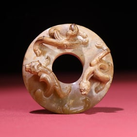 A high-relief dragon jade jade in the Han Dynasty