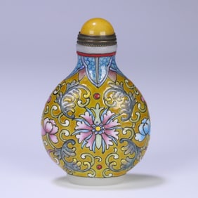 A Gu Yuexuan material tire enamel color entwined flower snuff bottle